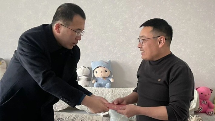 装备公司领导班子走访慰问困难职工及困难党员